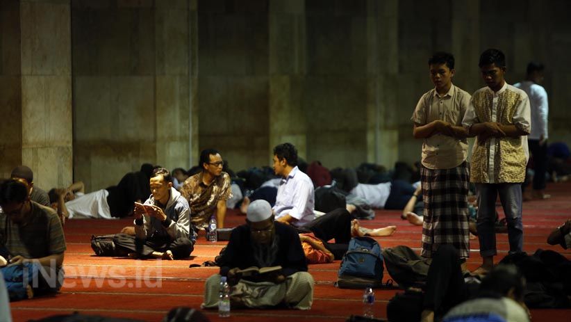 Umat Muslim Mencari Malam Lailatul Qadar di Masjid Istiqlal - Bagian 5