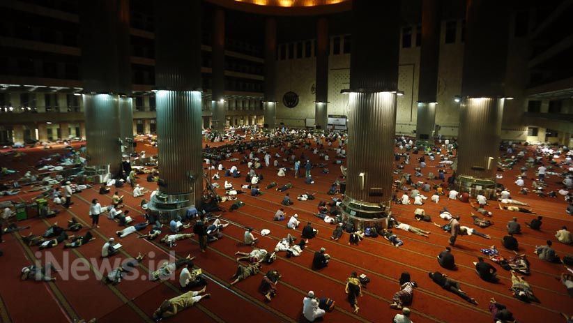 Umat Muslim Mencari Malam Lailatul Qadar di Masjid Istiqlal - Bagian 3