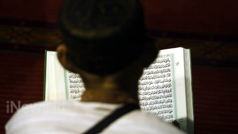 Umat Muslim Mencari Malam Lailatul Qadar di Masjid Istiqlal - Bagian 6