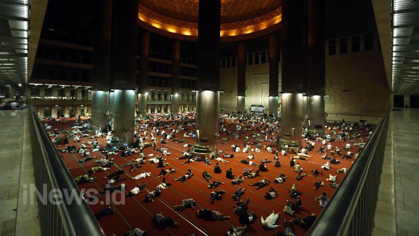 Umat Muslim Mencari Malam Lailatul Qadar di Masjid Istiqlal - Bagian 2