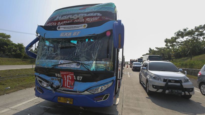 Bus Rombongan Mudik BUMN Terlibat Tabrakan Beruntun di Tol Cipali - Bagian 2