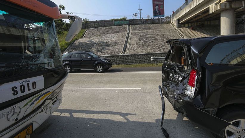 Bus Rombongan Mudik BUMN Terlibat Tabrakan Beruntun di Tol Cipali - Bagian 5