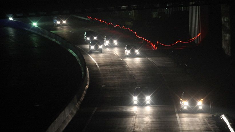 Mobil Pemudik Melintasi Tol Fungsional Bocimi Tanpa Penerangan Jalan - Bagian 2