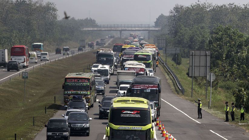 Macet Panjang di Tol Cipali Siang Ini - Bagian 4