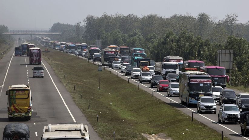Macet Panjang di Tol Cipali Siang Ini - Bagian 1