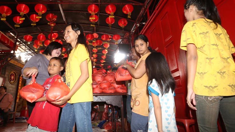 Kelenteng Cokro Bagikan Sembako Gratis untuk Kebutuhan Lebaran - Bagian 2