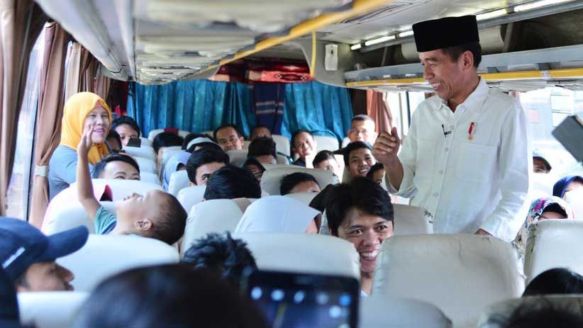 Foto-Foto Jokowi Sapa Pemudik di Terminal Bus Baranangsiang - Bagian 1