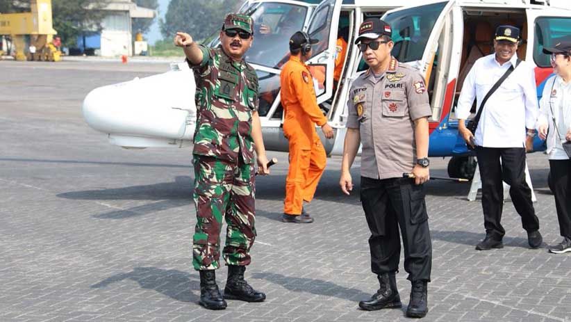 Panglima TNI dan Kapolri Tinjau Pengamanan Arus Mudik di Pelabuhan Merak - Bagian 1