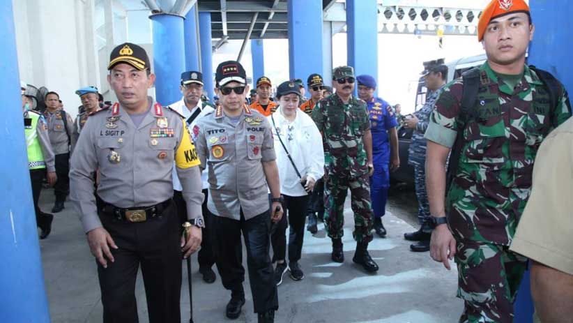 Panglima TNI dan Kapolri Tinjau Pengamanan Arus Mudik di Pelabuhan Merak - Bagian 2