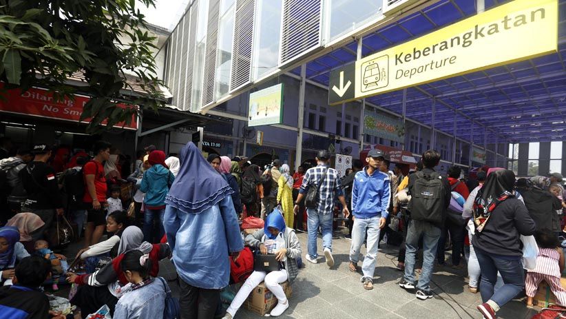 Puluhan Ribu Pemudik Padati Stasiun Senen - Bagian 6