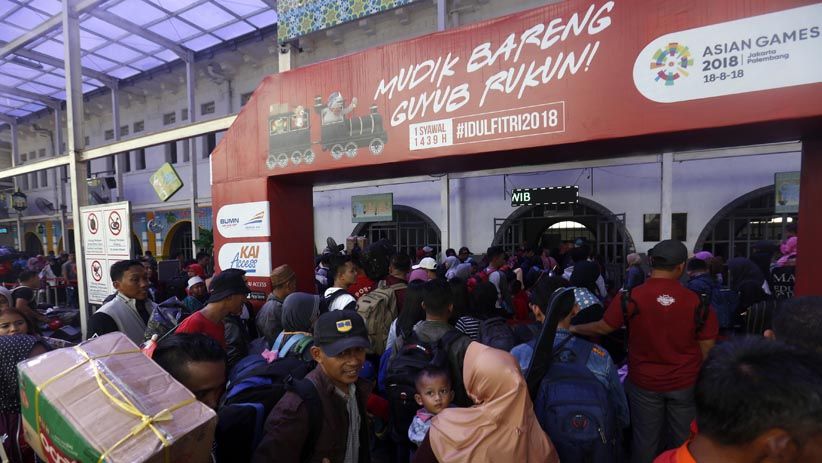Puluhan Ribu Pemudik Padati Stasiun Senen - Bagian 5