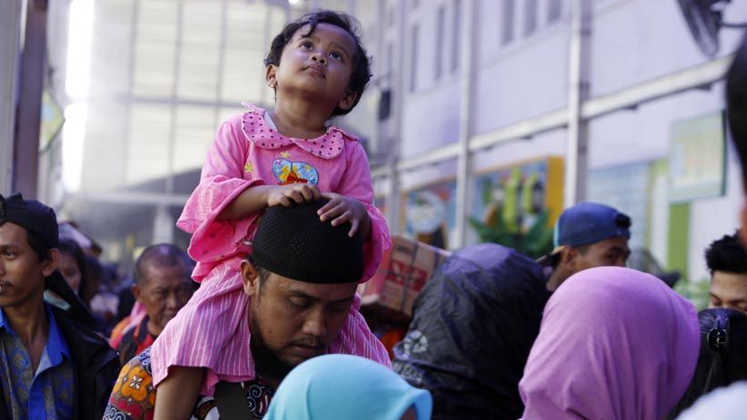 Puluhan Ribu Pemudik Padati Stasiun Senen - Bagian 7