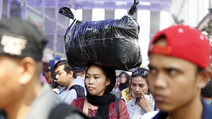 Puluhan Ribu Pemudik Padati Stasiun Senen - Bagian 4