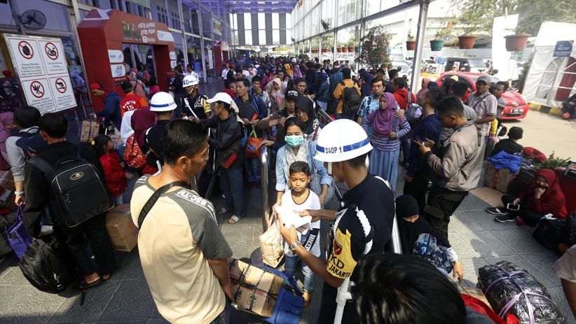 Puluhan Ribu Pemudik Padati Stasiun Senen - Bagian 2