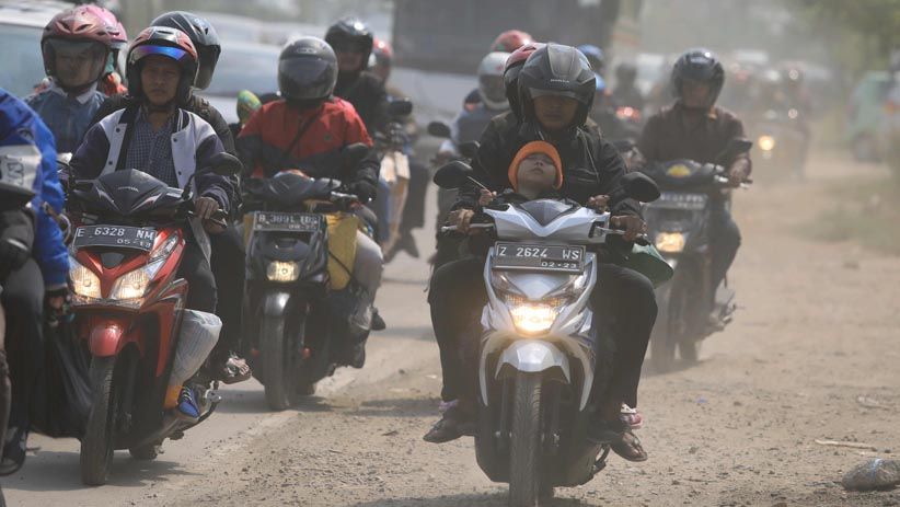 Berbahaya, Pemudik Sepeda Motor Lintasi Jalan Berdebu dan Berpasir - Bagian 4