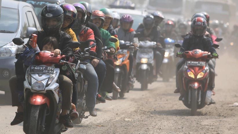 Berbahaya, Pemudik Sepeda Motor Lintasi Jalan Berdebu dan Berpasir - Bagian 3