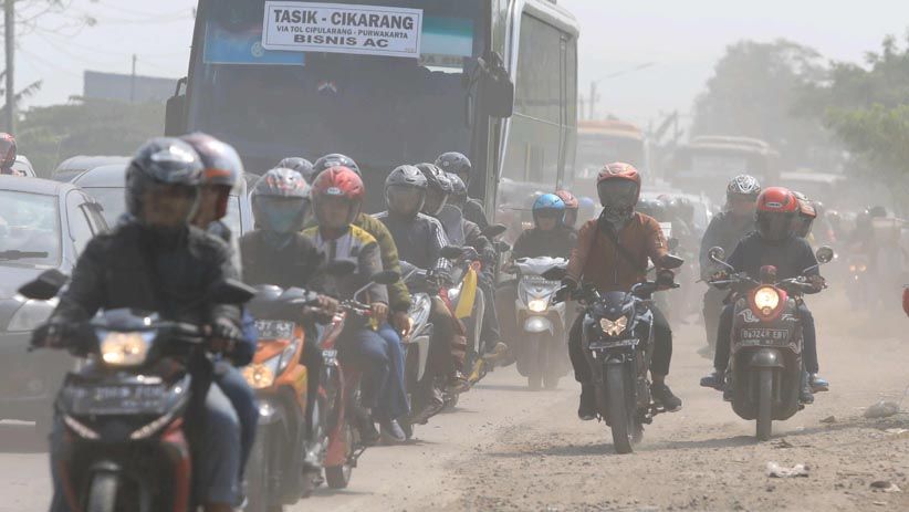 Berbahaya, Pemudik Sepeda Motor Lintasi Jalan Berdebu dan Berpasir - Bagian 1