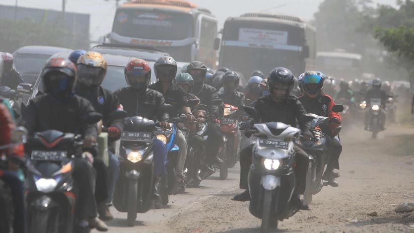 Berbahaya, Pemudik Sepeda Motor Lintasi Jalan Berdebu dan Berpasir - Bagian 2