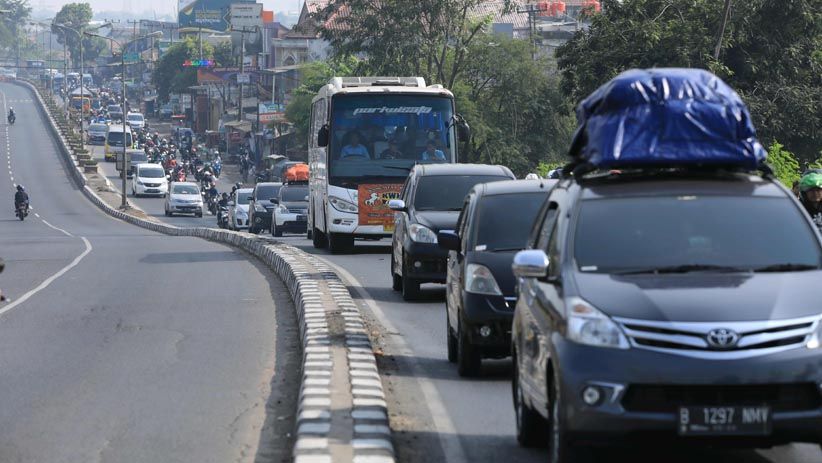 Jalur Alternatif Karawang Dipadati Pemudik, Lalu Lintas Tersendat - Bagian 4