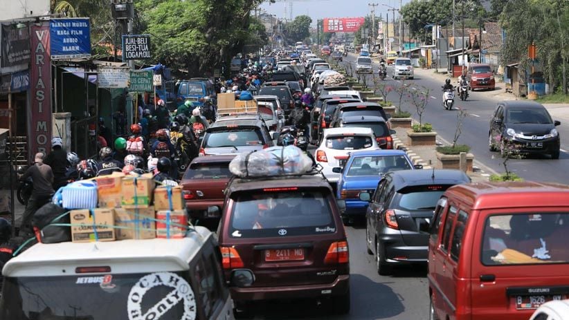 Jalur Alternatif Karawang Dipadati Pemudik, Lalu Lintas Tersendat - Bagian 2