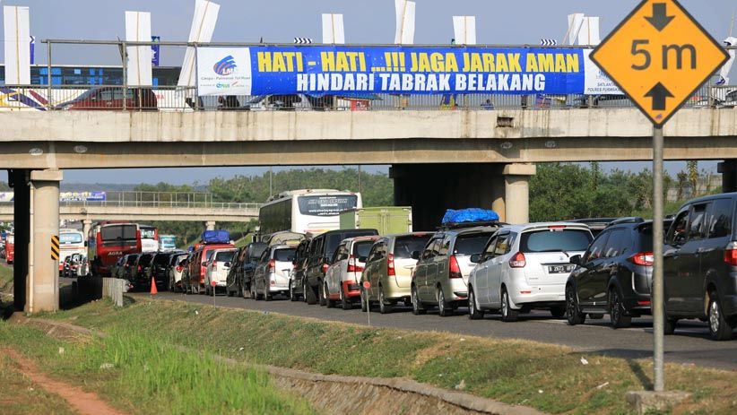 Volume Kendaraan Meningkat, Pemudik Terjebak Macet di Tol Cipali - Bagian 3