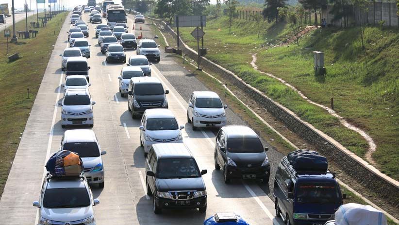 Volume Kendaraan Meningkat, Pemudik Terjebak Macet di Tol Cipali - Bagian 2