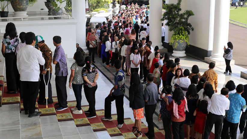 Pakai Sandal Jepit di Istana Bogor, Warga Antre Bersalaman dengan Jokowi-JK - Bagian 3