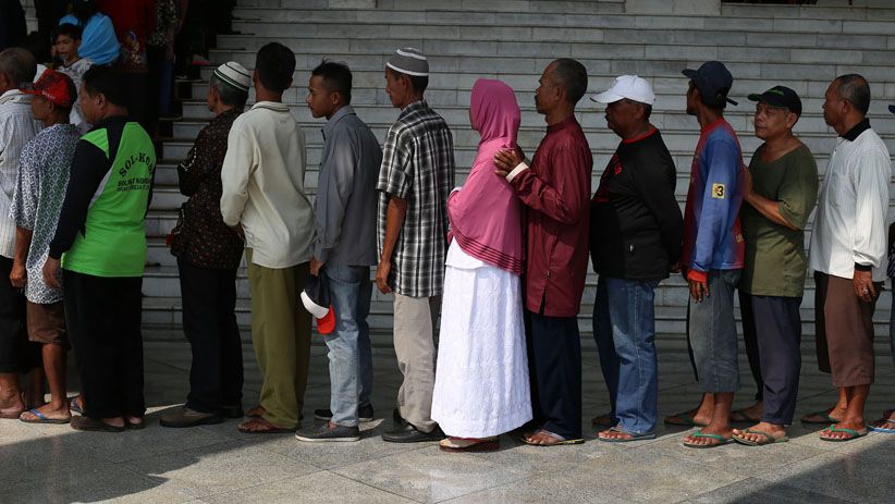 Pakai Sandal Jepit di Istana Bogor, Warga Antre Bersalaman dengan Jokowi-JK - Bagian 1
