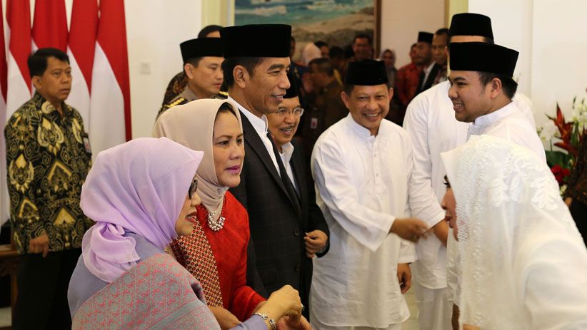 Pakai Sandal Jepit di Istana Bogor, Warga Antre Bersalaman dengan Jokowi-JK - Bagian 9