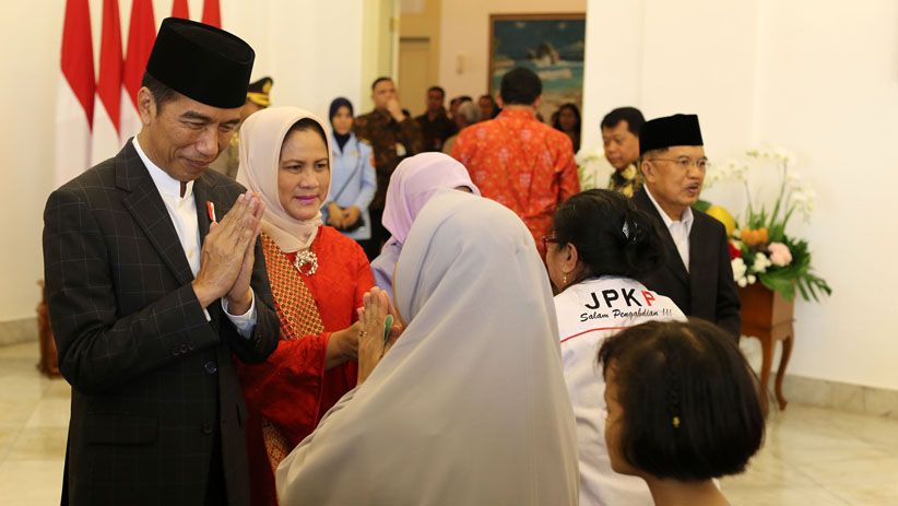 Pakai Sandal Jepit di Istana Bogor, Warga Antre Bersalaman dengan Jokowi-JK - Bagian 8
