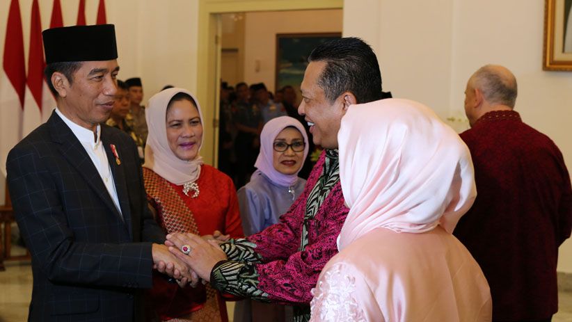 Pakai Sandal Jepit di Istana Bogor, Warga Antre Bersalaman dengan Jokowi-JK - Bagian 7