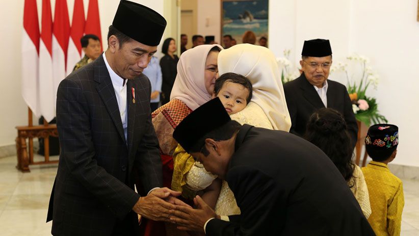 Pakai Sandal Jepit di Istana Bogor, Warga Antre Bersalaman dengan Jokowi-JK - Bagian 6