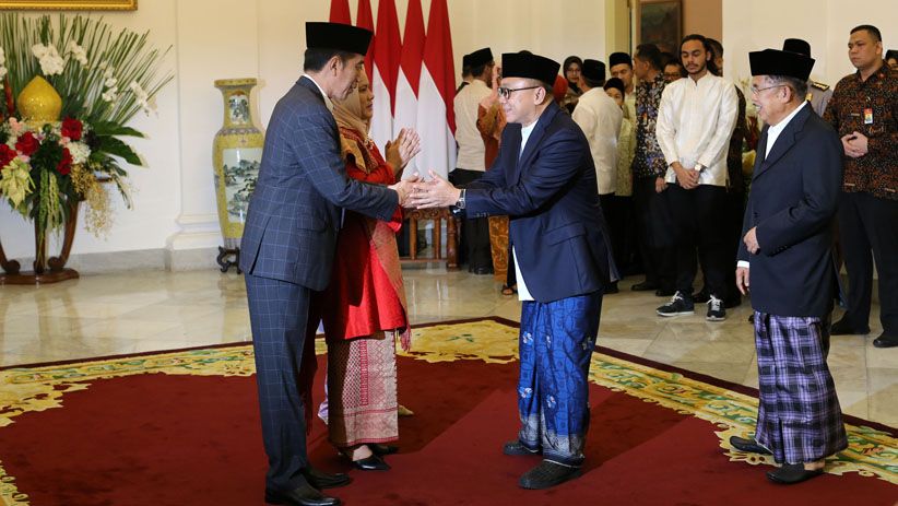 Pakai Sandal Jepit di Istana Bogor, Warga Antre Bersalaman dengan Jokowi-JK - Bagian 5