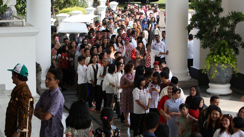Pakai Sandal Jepit di Istana Bogor, Warga Antre Bersalaman dengan Jokowi-JK - Bagian 4