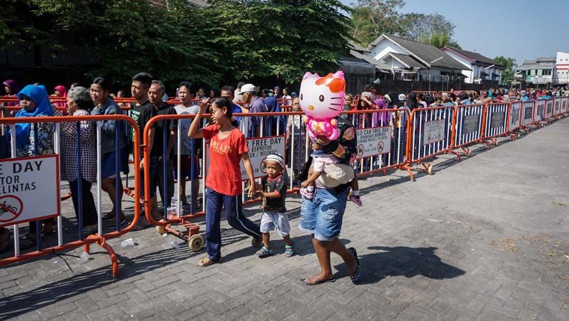 Presiden Jokowi Bagikan 4.000 Paket Sembako di Solo - Bagian 2