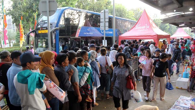 Antusiasme Warga Naik Bus Tingkat Gratis Keliling Kota Jakarta - Bagian 1