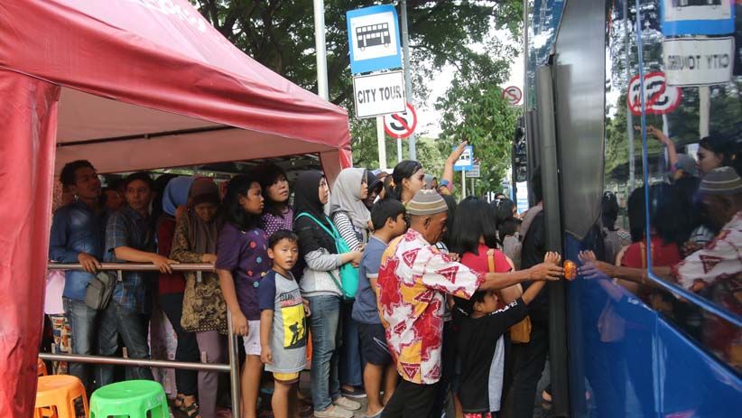 Antusiasme Warga Naik Bus Tingkat Gratis Keliling Kota Jakarta - Bagian 3