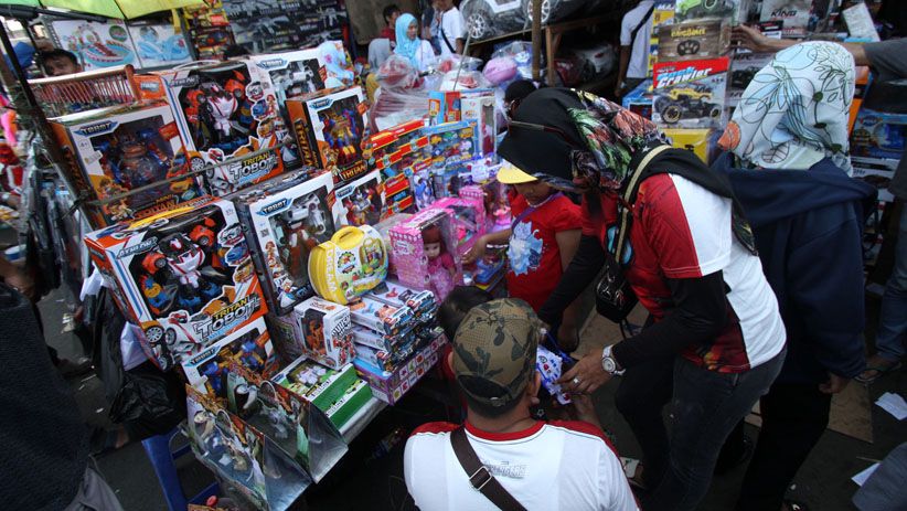 Pusat Jual Mainan Pasar Gembrong Diserbu Pembeli - Bagian 4