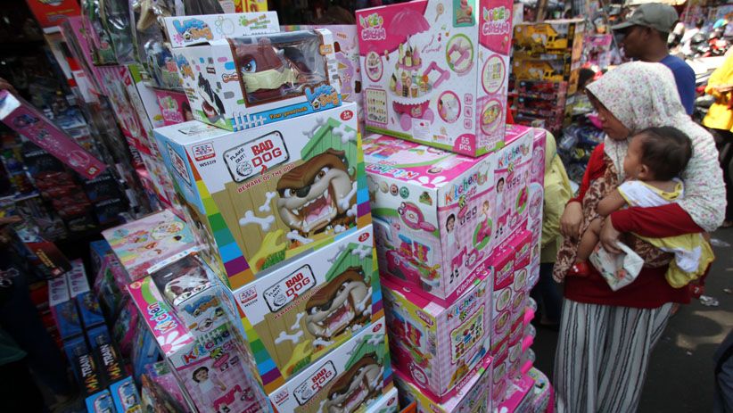 Pusat Jual Mainan Pasar Gembrong Diserbu Pembeli - Bagian 3