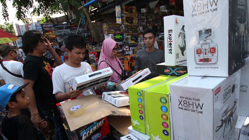 Pusat Jual Mainan Pasar Gembrong Diserbu Pembeli - Bagian 2