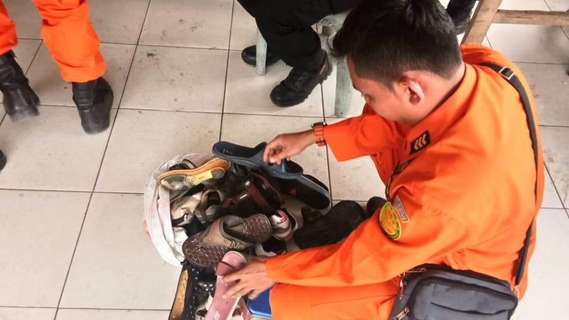 Barang-Barang Diduga Milik Korban Kapal Tenggelam di Danau Toba Ditemukan  - Bagian 2