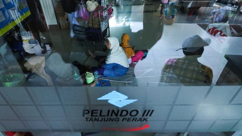 Cuaca Buruk, Pemudik Kapal Laut Tertahan di Pelabuhan Tanjung Perak - Bagian 2