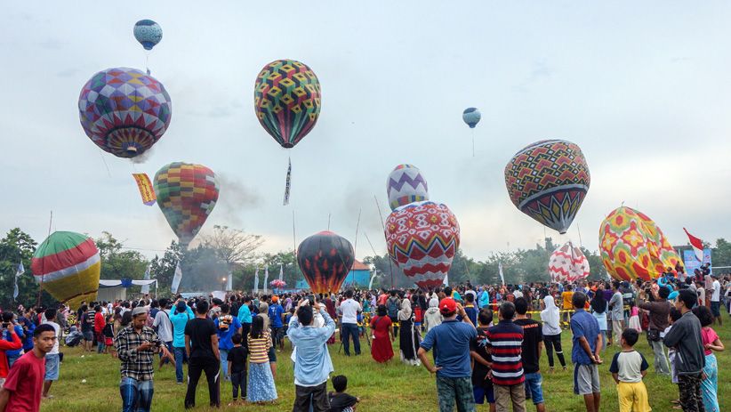 Diikat Tali, Tradisi Syawalan Balon Udara Tidak Ganggu Lalu Lintas Pesawat - Bagian 1