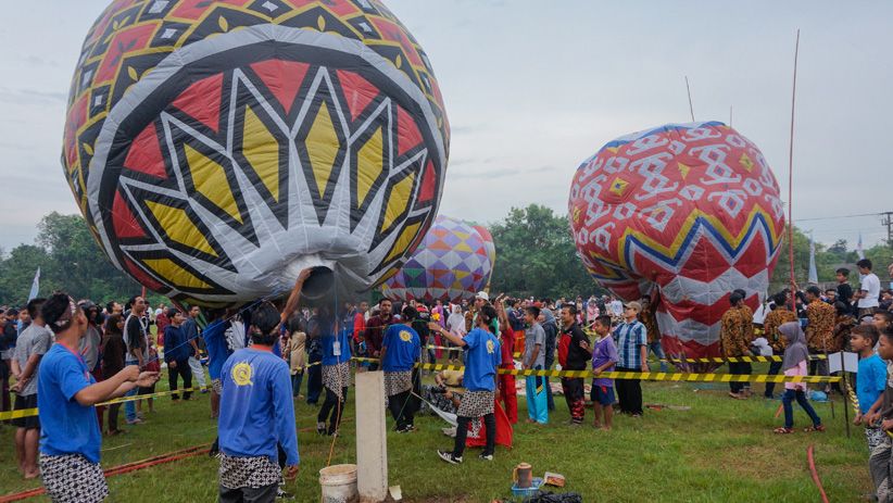 Diikat Tali, Tradisi Syawalan Balon Udara Tidak Ganggu Lalu Lintas Pesawat - Bagian 2