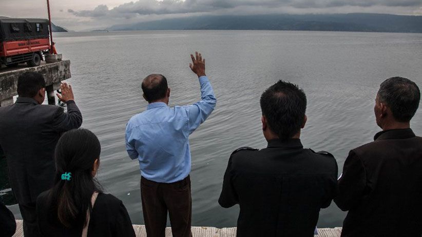 Keluarga Korban Kapal Tenggelam Berdoa di Tepi Danau Toba - Bagian 1