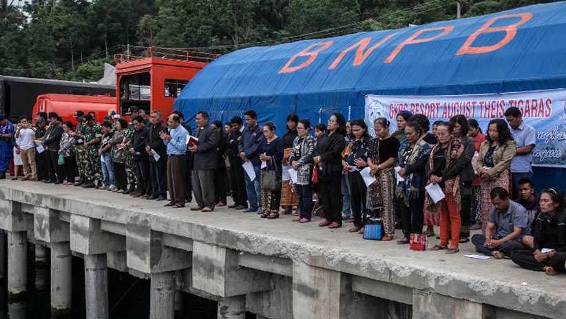Keluarga Korban Kapal Tenggelam Berdoa di Tepi Danau Toba - Bagian 2