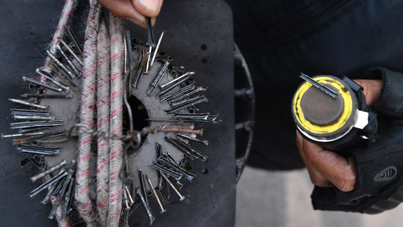 Awas, Banyak Ranjau Paku di Sepanjang Jalan Gatot Subroto - Bagian 1