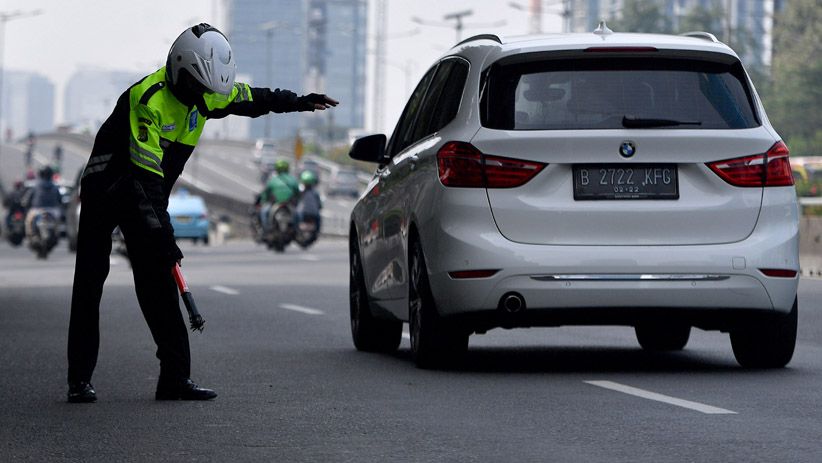 Awas, Banyak Ranjau Paku di Sepanjang Jalan Gatot Subroto - Bagian 3