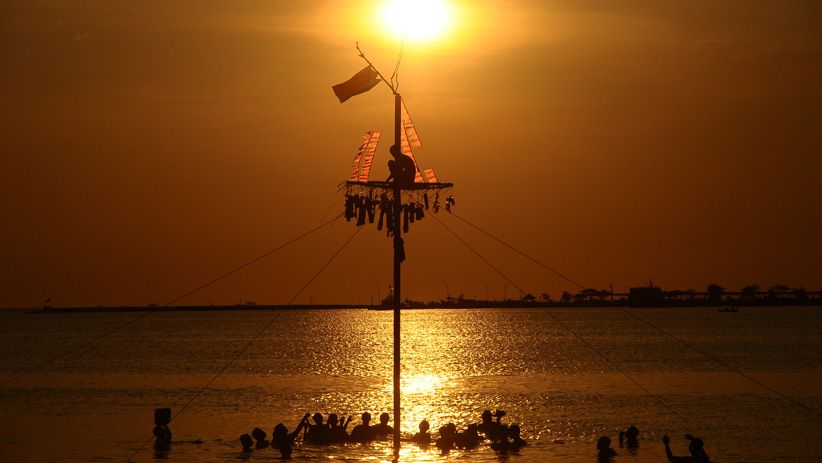 Serunya Panjat Pinang di Pinggir Pantai Desa Demaan Jepara - Bagian 2