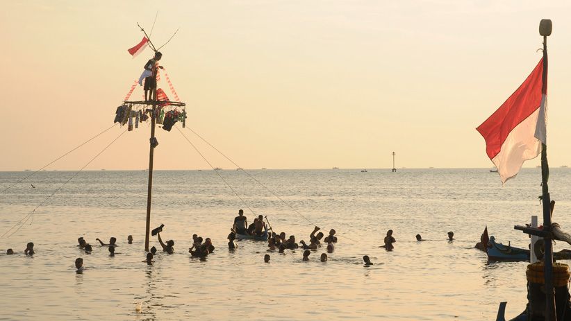 Serunya Panjat Pinang di Pinggir Pantai Desa Demaan Jepara - Bagian 1
